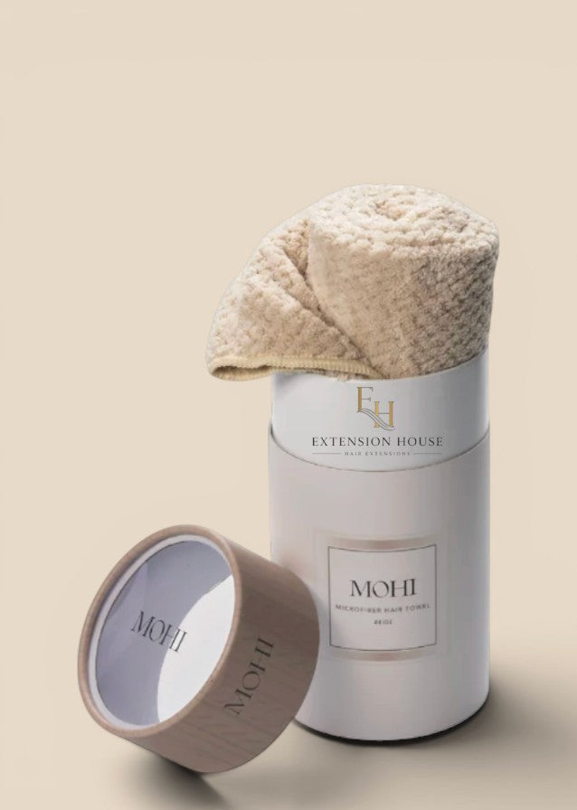 Beige MOHI microfiber haarhanddoek van Extension house in een luxe geschenkdoos voor pluisvrij en gezond haar.