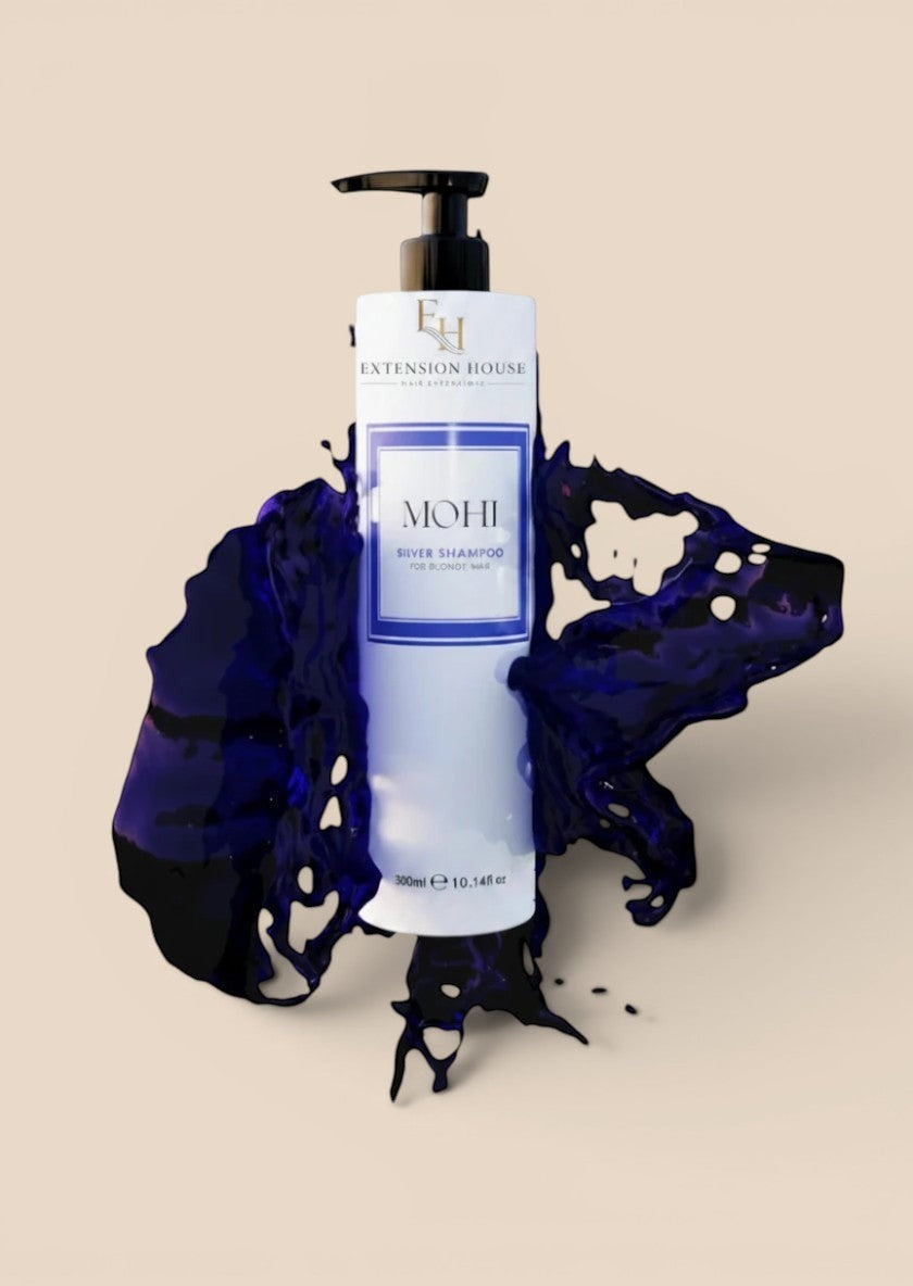 Extension house MOHI Silver Shampoo 300ml voor blond haar, omringd door een dynamische splash van paarse vloeistof.