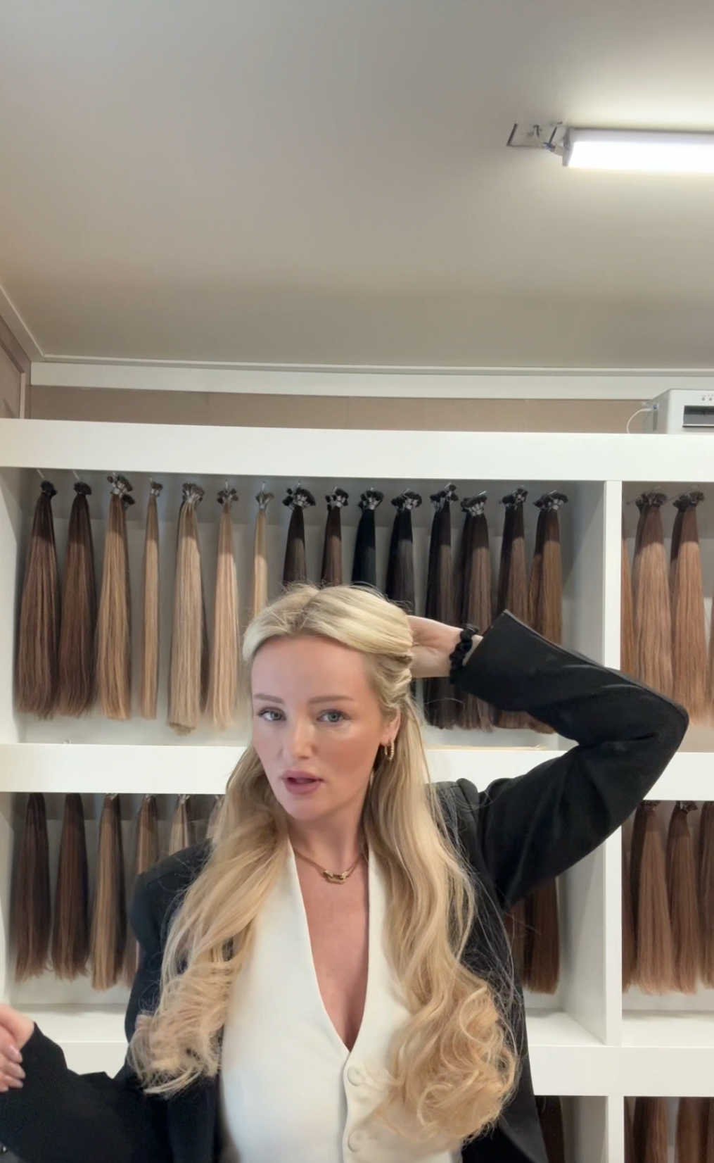 Video laden: Van losse look tot staart of half omhoog — onze extensions passen bij elk model en elke gelegenheid.