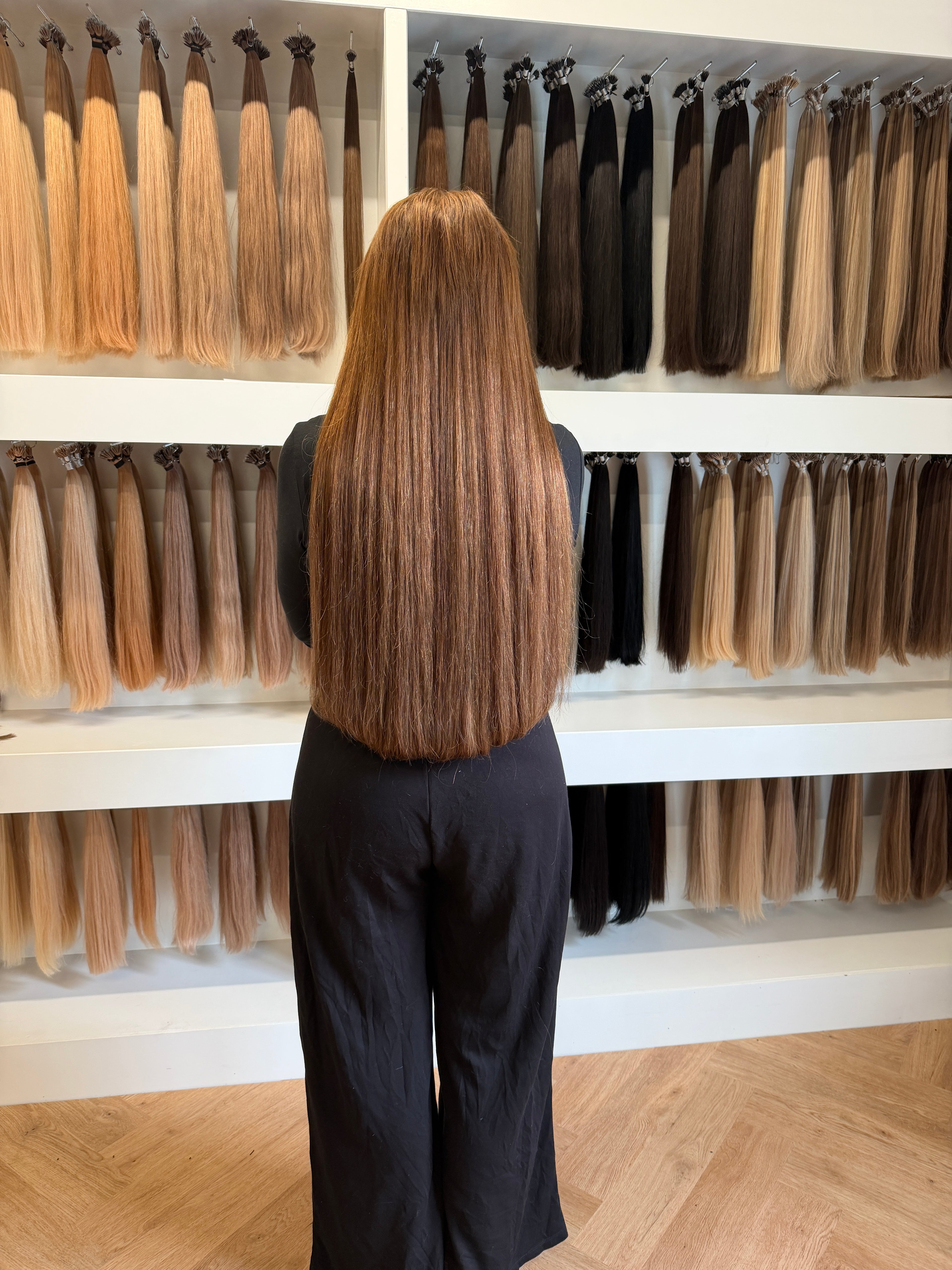 Video laden: Een hoge staart, half-up of los haar? Met de juiste extensions techniek blijf je vrij in jouw styling. Ontdek welke methode past bij jouw haar.