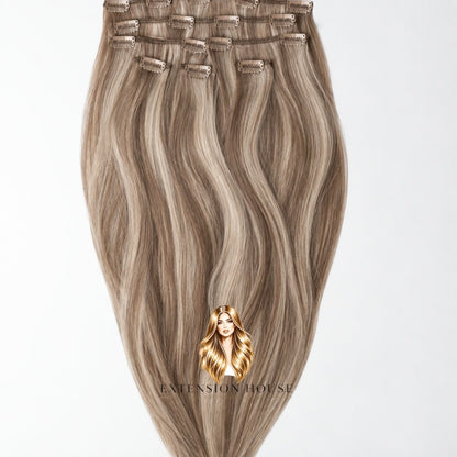 Extension house clip-in extensions van 100% human hair in asblond met donkere aanzet voor een natuurlijke rooted look.