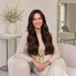 Extension house clip-in extensions in donker warm bruin/zwart gedragen door een vrouw met lang golvend mensenhaar