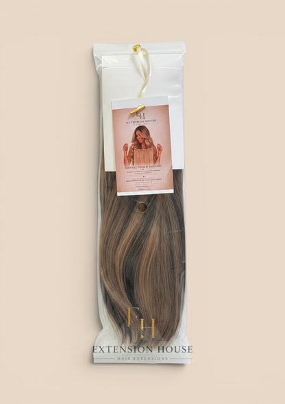 Extension house Halo Flip In Extensions in chocolade bruin en honing blond mix van 100% human hair in verpakking.