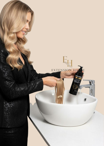 Extension house Luxury Gold conditioner voor haarverzorging van extensions met arganolie in een zwarte pompflacon.