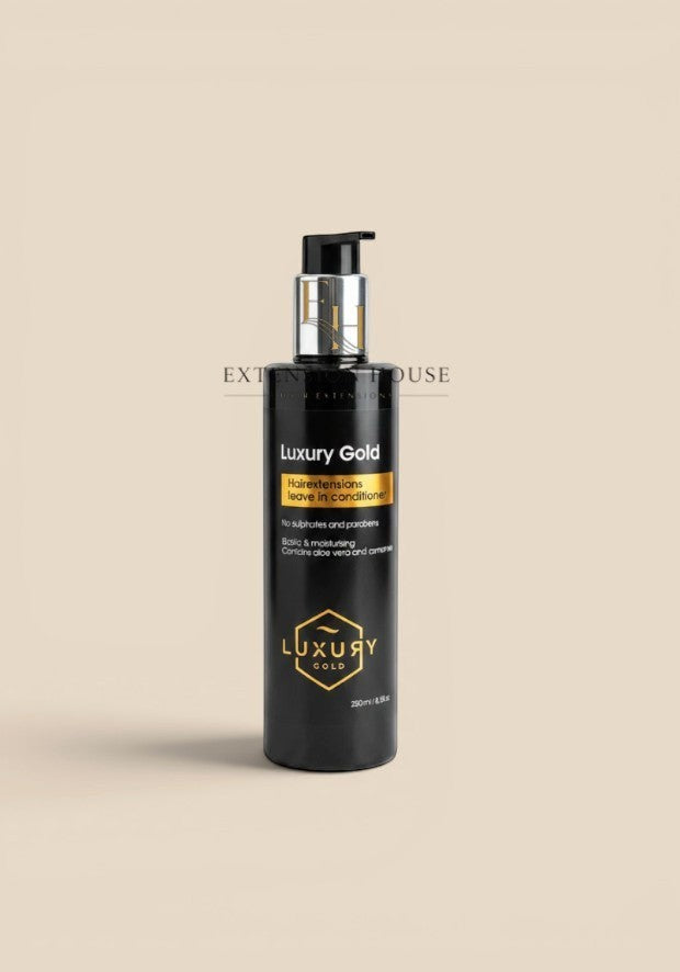 Extension house Luxury Gold leave-in conditioner voor hairextensions in een zwarte fles met gouden details.