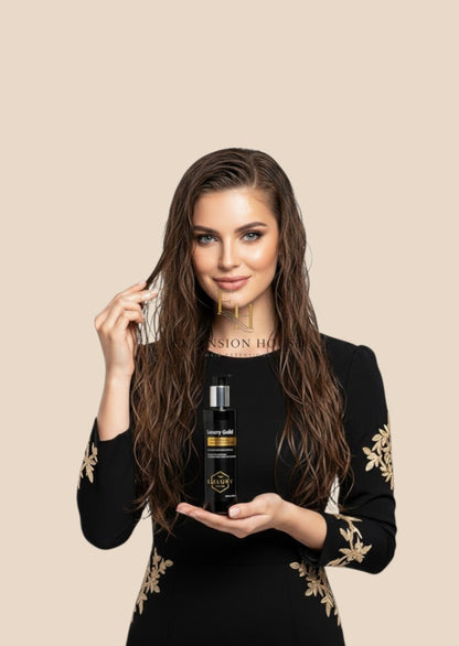Model met lang haar houdt Luxury Gold leave-in conditioner van Extension house vast voor hydratatie van extensions.
