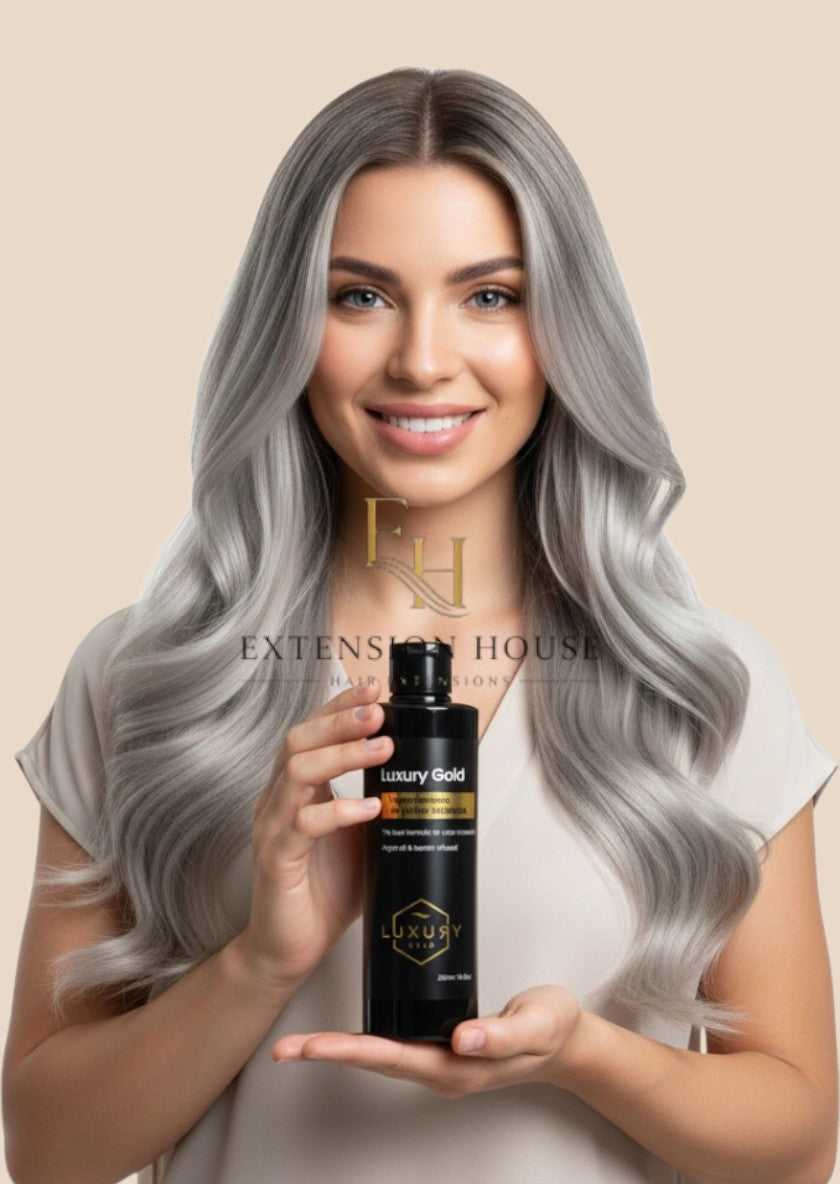Extension house Luxury Gold No Yellow shampoo voor blond haar met extensions, vastgehouden door een vrouw.