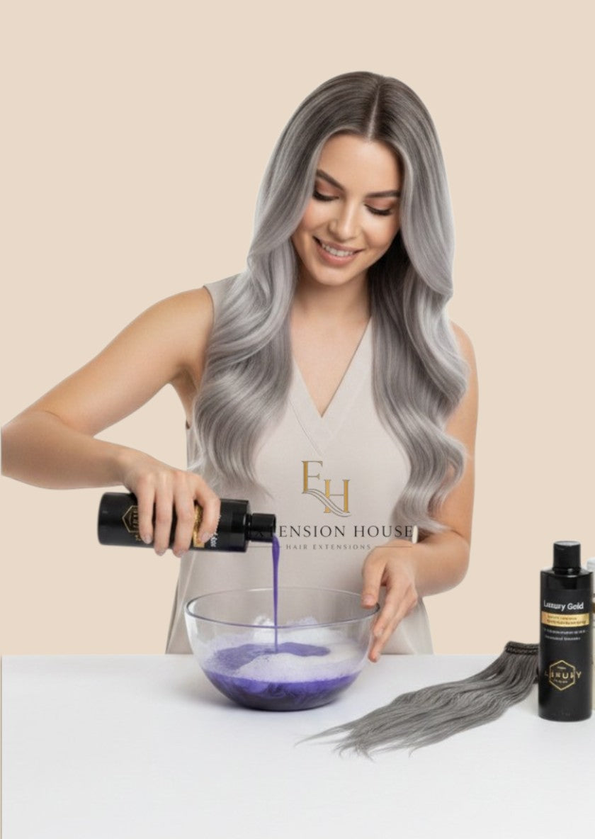 Extension house Luxury Gold No Yellow shampoo voor extensions, vrouw met grijs haar mengt paarse shampoo in een kom.
