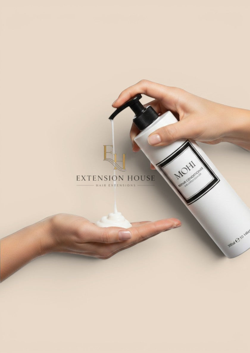 Extension house MOHI herstellende conditioner in witte pompflacon die rijke witte crème in een handpalm doseert.