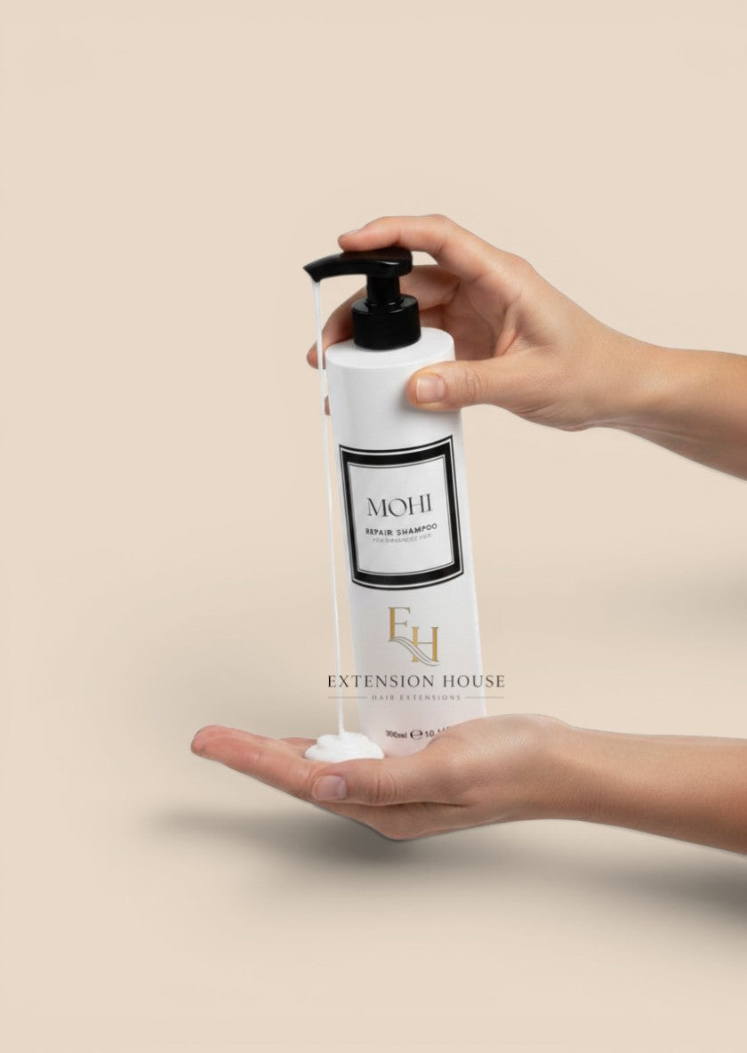 Extension house MOHI herstellende shampoo in witte pompflacon die witte shampoo in een handpalm doseert.