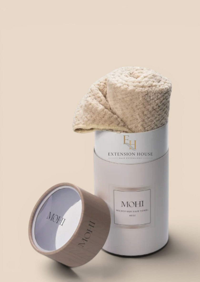 Beige MOHI microfiber haarhanddoek van Extension house in een luxe ronde geschenkdoos voor zacht haar drogen.