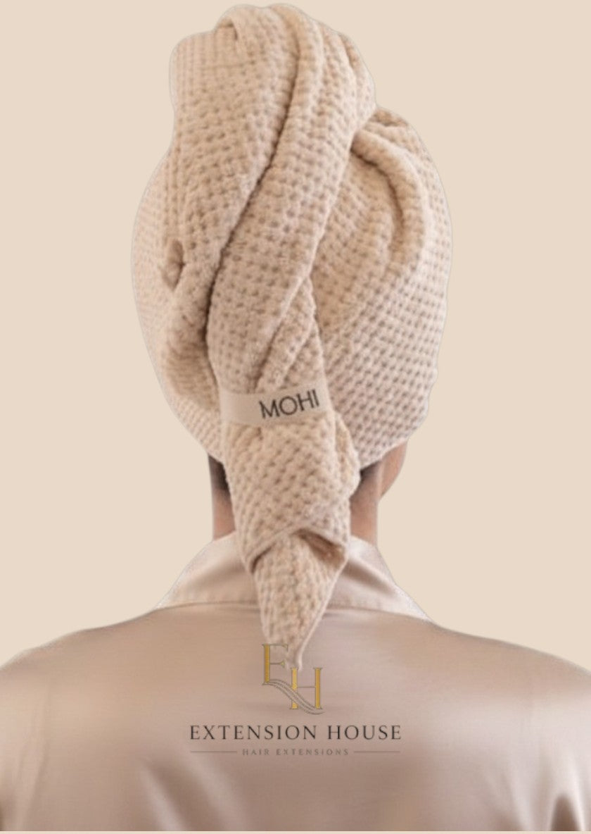 Extension house MOHI microfiber haarhanddoek in beige met wafelstructuur voor zacht en pluisvrij drogen van haar.