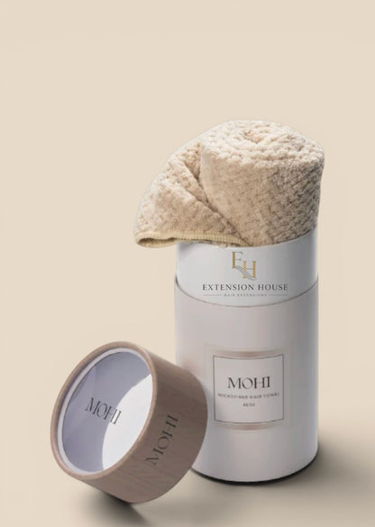 Beige MOHI microfiber haarhanddoek van Extension house in een luxe geschenkdoos voor pluisvrij en gezond haar.