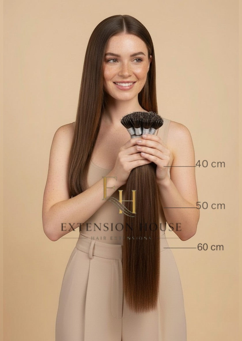 Extension House nanoring extensions #6 Chestnut Brown, 100% human hair, 40-60 cm lang. Model houdt bundels vast.
