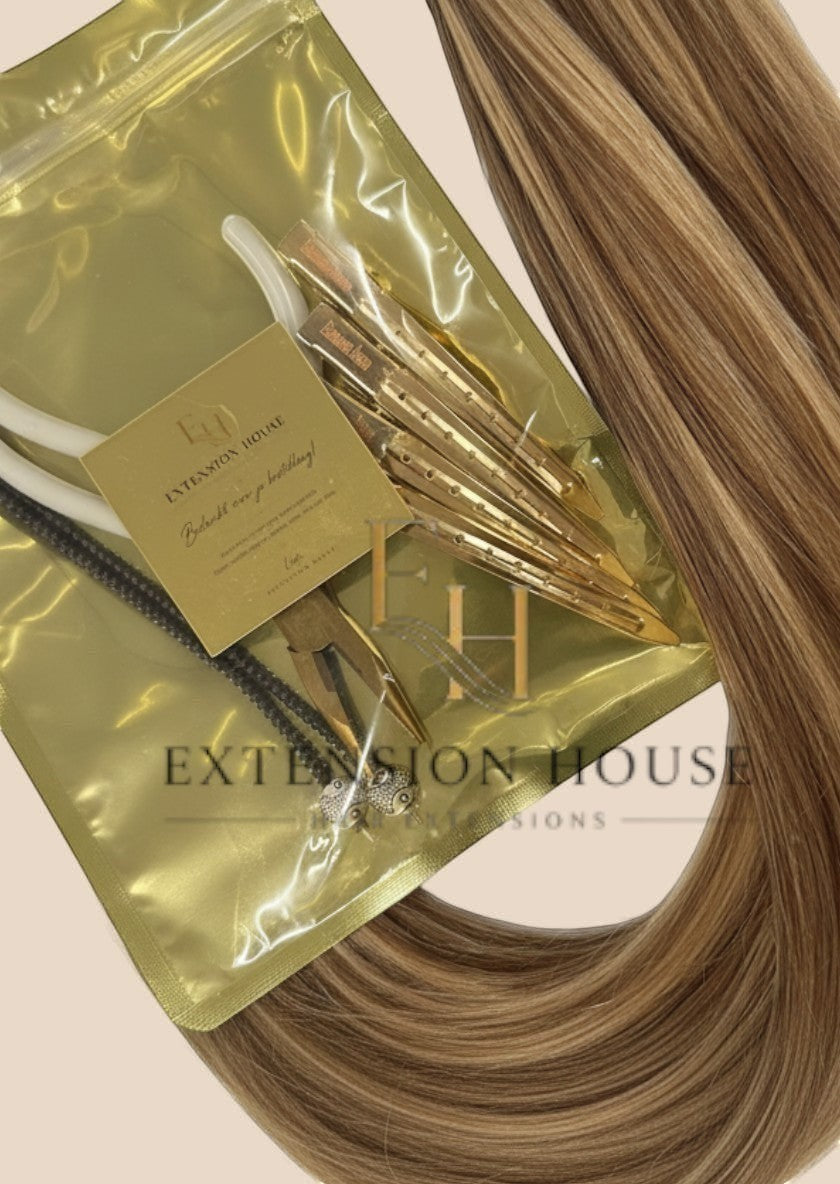 Extension House nanoring extensions van 100% human hair in de kleur #6/20 – Light Brown Blonde Highlight Blend, met gouden clips en tang.