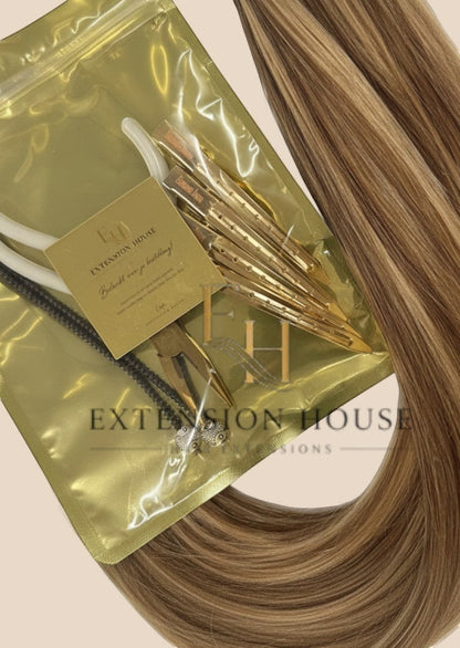 Extension House nanoring extensions van 100% human hair in de kleur #6/20 – Light Brown Blonde Highlight Blend, met gouden clips en tang.