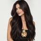 Extension house clip-in extensions in zwartbruin 1B van 100% human hair gedragen door een vrouw met lang golvend haar