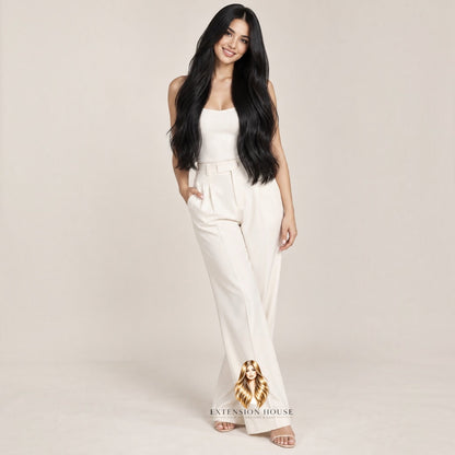 Model met lang, glanzend zwart 100% human hair van Extension house, gedragen als clip-in extensions voor extra volume.